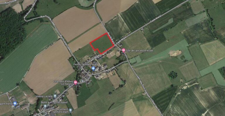Vue aérienne d'une zone rurale près d'Ohey avec des champs et des routes, mise en évidence par un carré rouge à proximité des bâtiments le long d'une rue.