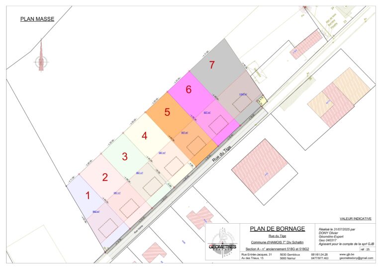Un plan cadastral montrant sept parcelles numérotées le long d'une route, avec les limites de la propriété, les bâtiments et les mesures étiquetées.